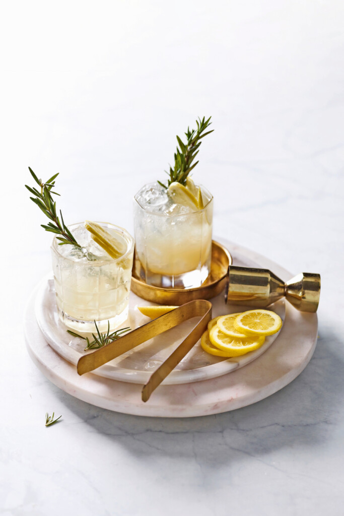 gin fizz met perensap en rozemarijn