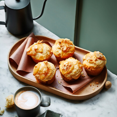 vanille-ahornmuffins met gepocheerde peren & amandelcrumble