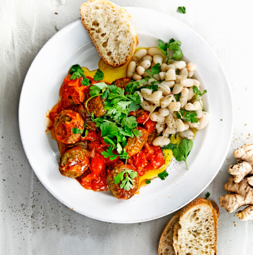 Gehaktballetjes in tomaten-gembersaus en bonen koriandersalade