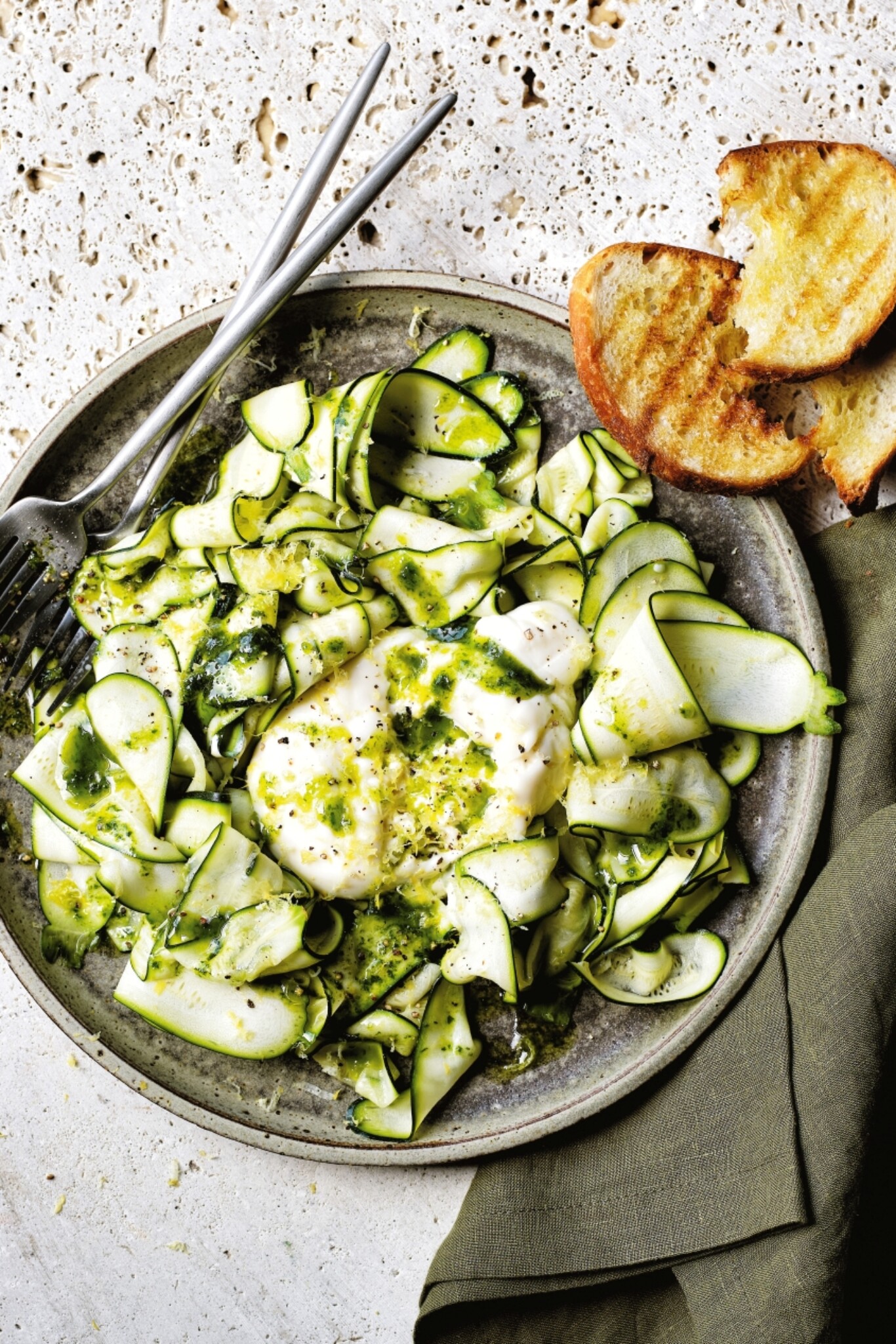 burrata met gemarineerde courgette & basilicumolie