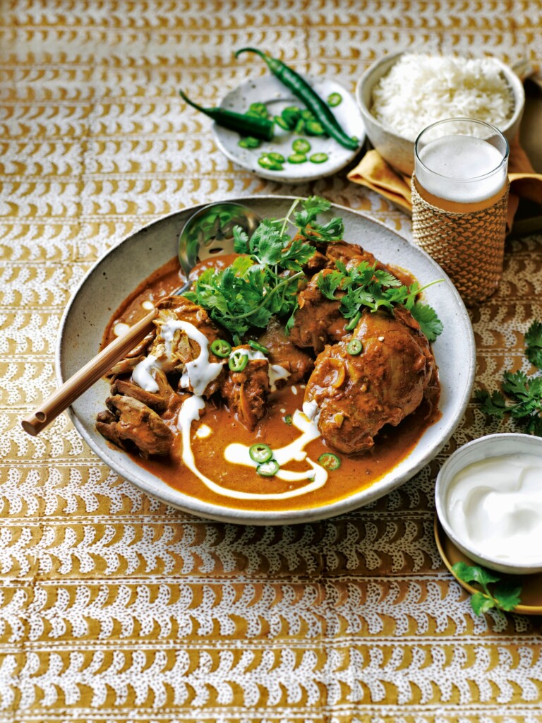 kip tikka masala in een pan met saus en kruiden