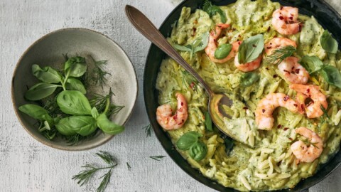 orzo romige kruidensaus en garnalen