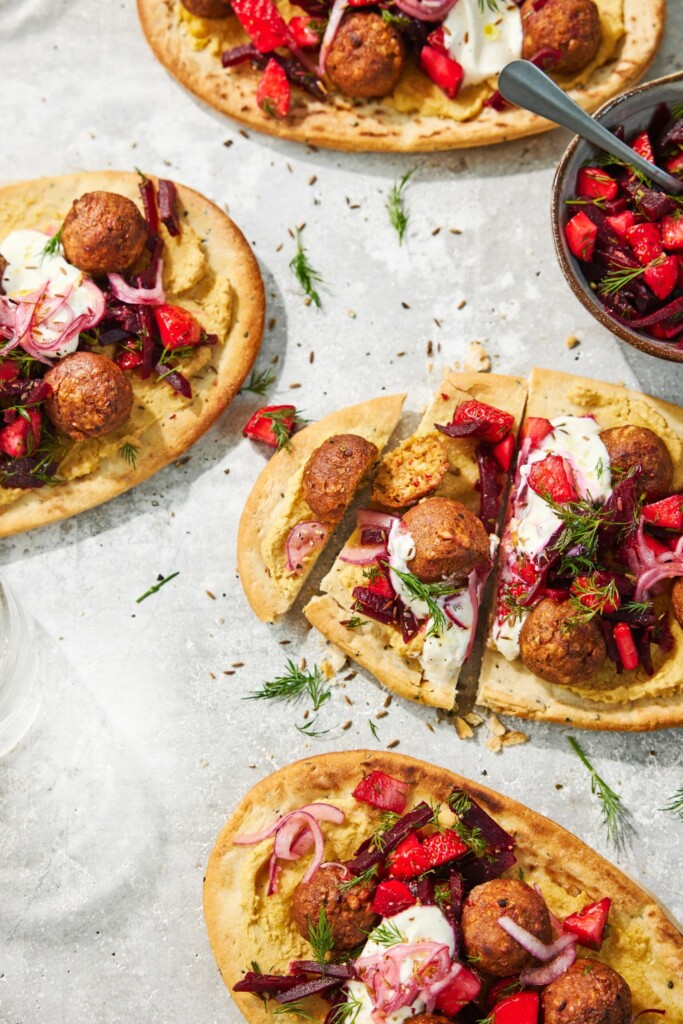 baked falafel met aardbei-bietensalsa