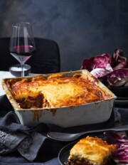 4 moussaka recepten waar je graag een paar uurtjes voor uittrekt