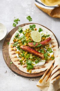 tortilla met gegrilde mais en worstjes