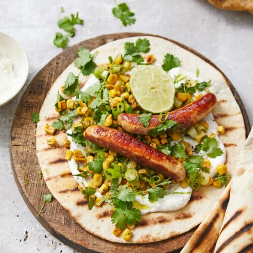 tortilla met gegrilde mais en worstjes