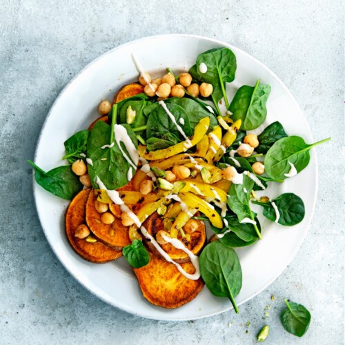Geroosterde zoete aardappel met spinazie, gegrilde paprika en tahin-yoghurtdressing