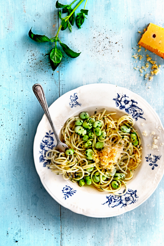 Receptfoto van spaghetti met tuinbonen, citroen, basilicum & oude kaas