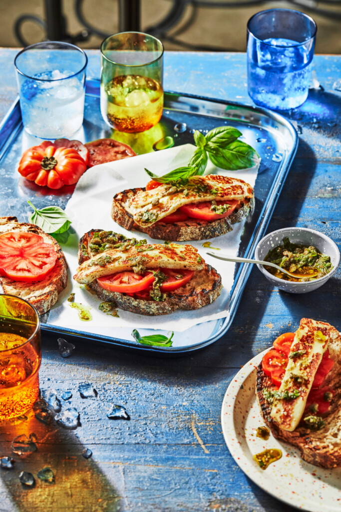 bruschetta met halloumi, tomaat en salsa