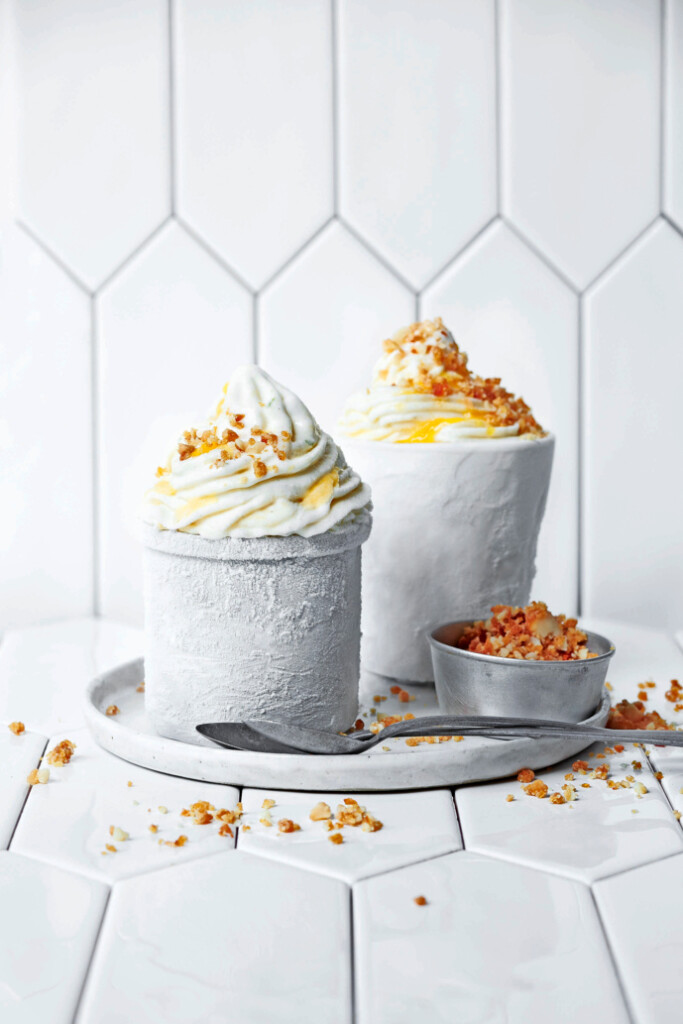 frozen yoghurt met mango en gekaramelliseerde macadamia’s