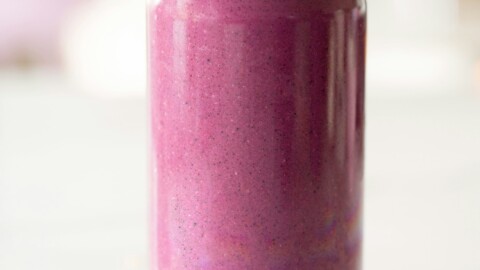 paarse smoothie waarschijnlijk met bessen