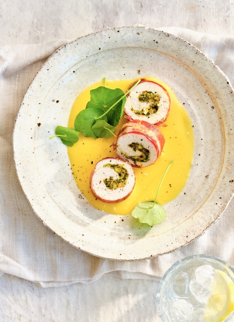 KIPROULEAU MET SERRANOHAM, PISTACHE EN SINAASAPPELHOLLANDAISE