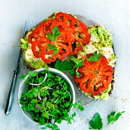 Gegratineerde avocado-mozzarellatoast