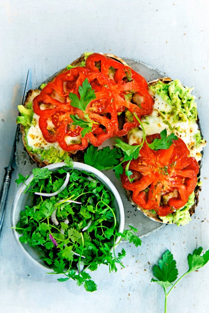 gegratineerde avocado-mozzarellatoast