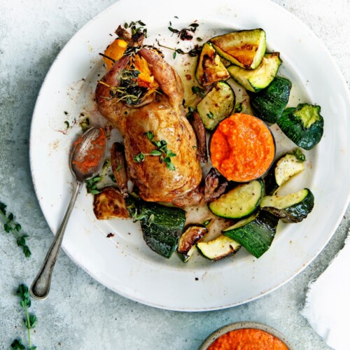 Sinaasappel-tijmkwarteltjes met romescosaus en geroosterde bolcourgette-crop