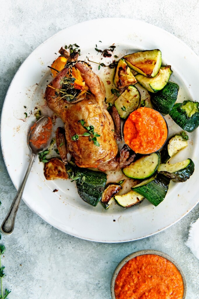 sinaasappel-tijmkwartels met romesco en geroosterde courgette