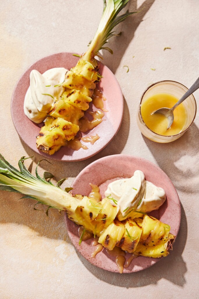ananas van de bbq met kokos-froyo en rumkaramelsaus
