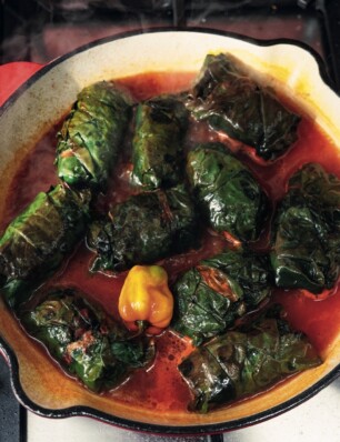 charutos met pittige tomatenbouillon & knoflookolie uit het nieuwe boek van Ixta Belfrage