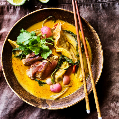 gele curry kokossoep met dumplings