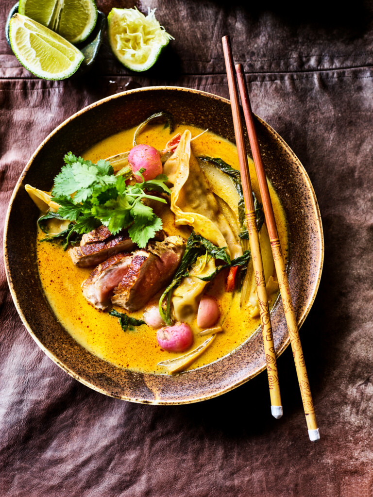 gele curry kokossoep met dumplings