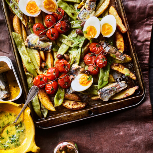 Nicoise traybake met sardientjes
