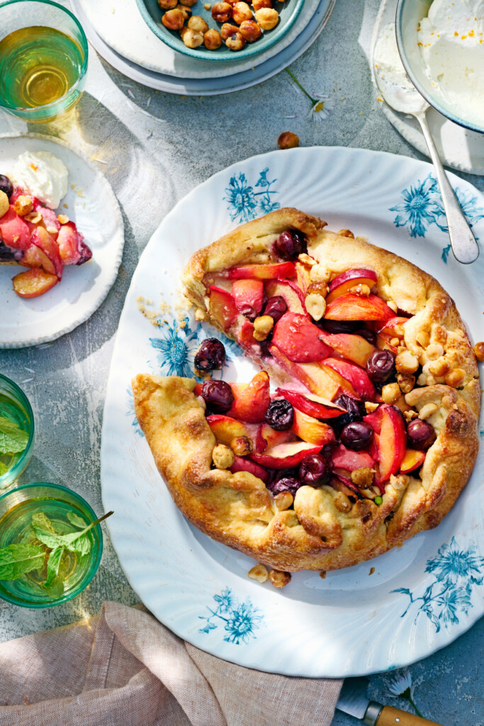 galette met nectarine, kersen & romige sinaasappelhangop van Rutger Bakt