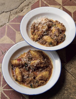 zoete-aardappelgnocchi met gekruide aubergineragout uit Fusão