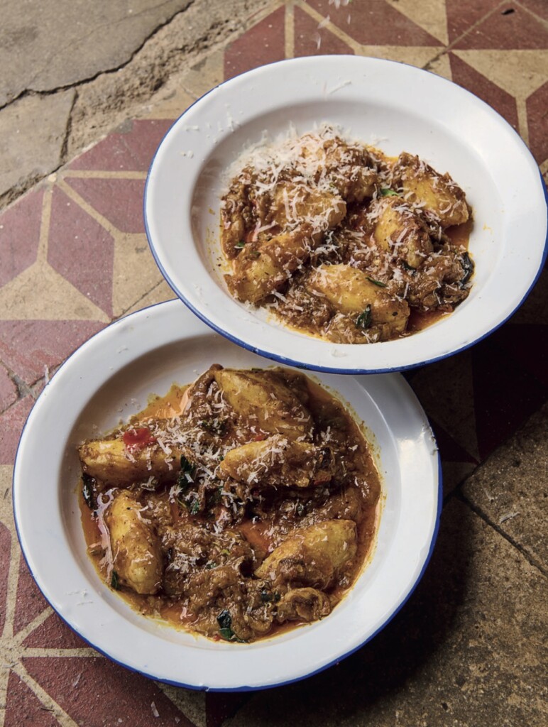 Receptfoto van zoete-aardappelgnocchi met gekruide aubergineragout uit Fusão