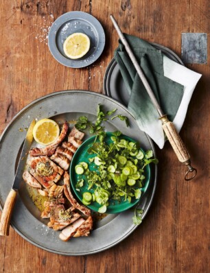 karbonade van de grill met marjoleinboter, komkommer & waterkers