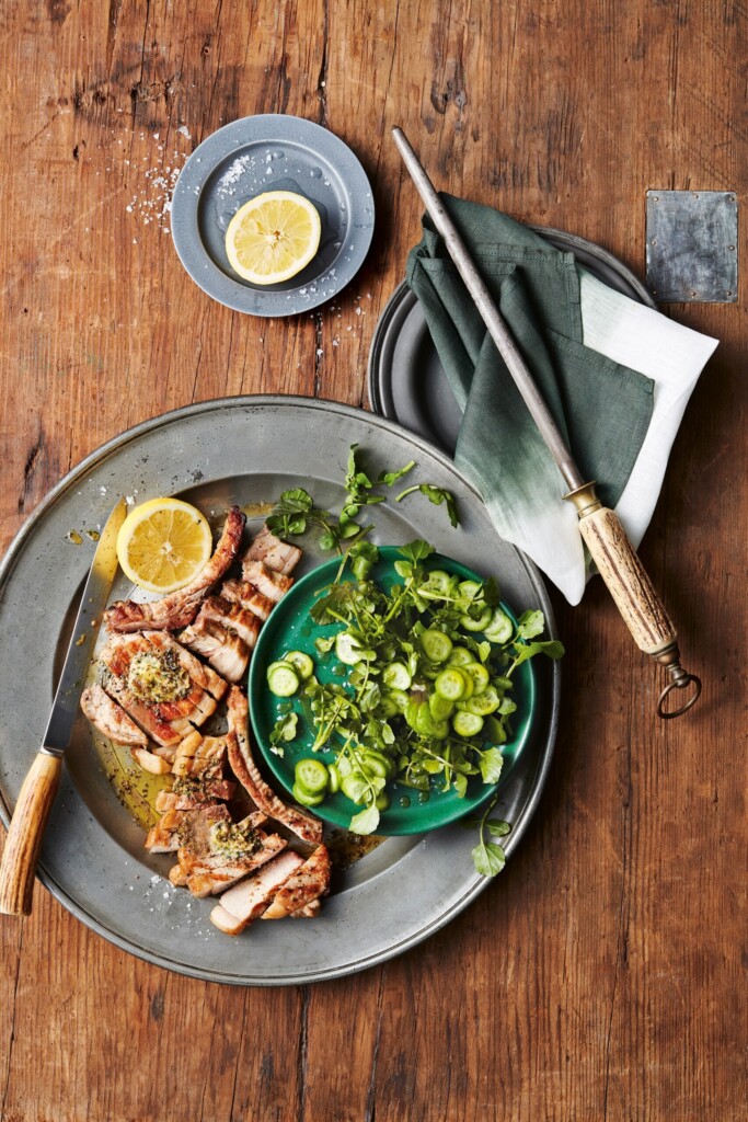 karbonade van de grill met marjoleinboter, komkommer & waterkers