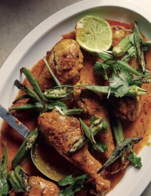 kokoskip met geblakerde okra uit Fusão van Ixta Belfrage