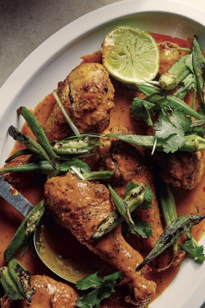 kokoskip met geblakerde okra uit Fusão van Ixta Belfrage