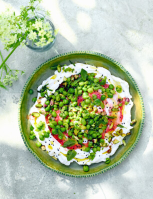labne met tomatendressing, munt, doperwten, pistache en nigellazaad