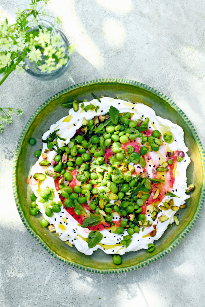 labne met tomatendressing, munt, doperwten, pistache en nigellazaad