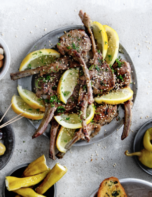 lamskoteletjes met honing, citroen & sesamzaad