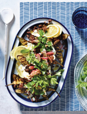 lamsgehakt met aubergines & tahini-yoghurtdressing