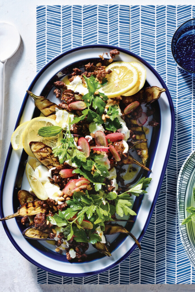 lamsgehakt met aubergines & tahini-yoghurtdressing