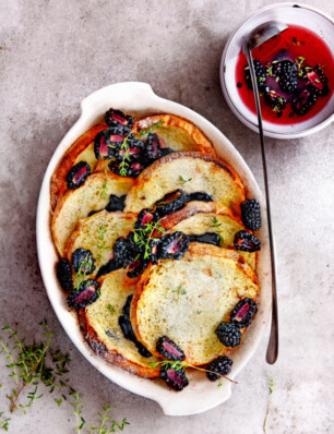 beschuitpudding met gemarineerde bramen en tijm