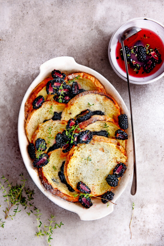 beschuitpudding met gemarineerde bramen en tijm