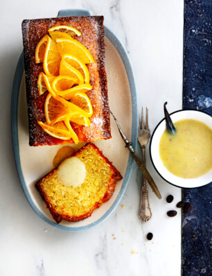 amandelcake met vanille-mokkasaus