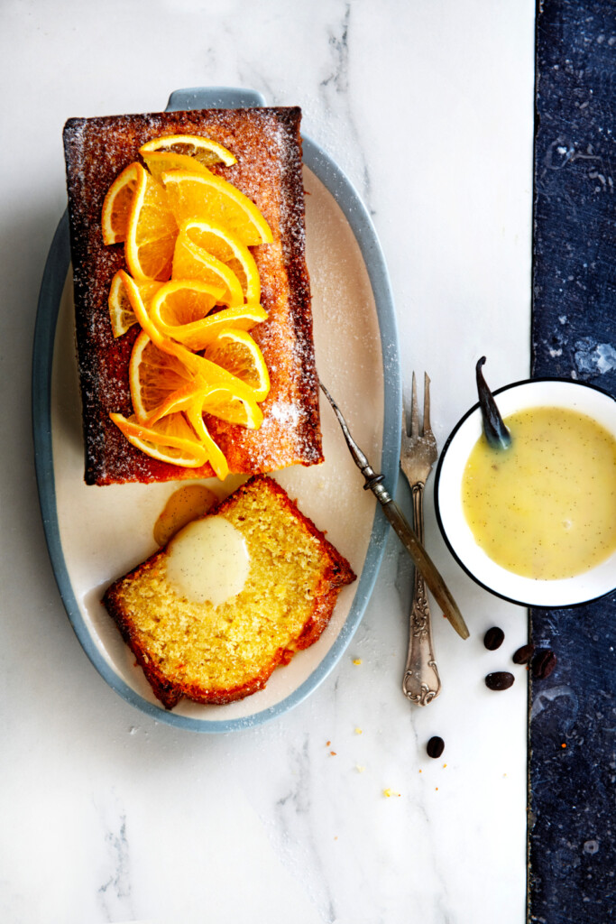 amandelcake met vanille-mokkasaus