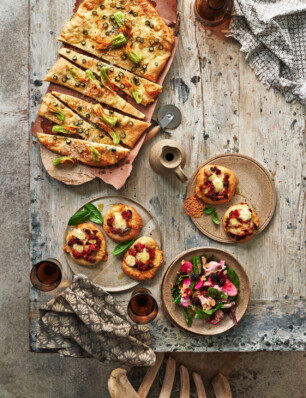 plaatpizza met taleggio & courgettebloemen