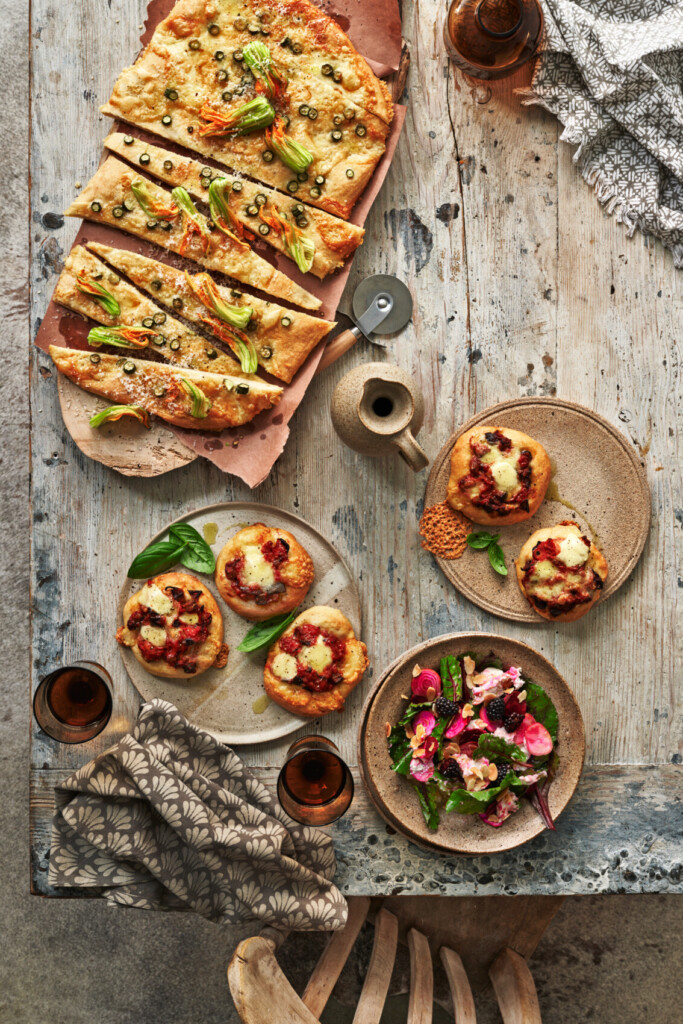 plaatpizza met taleggio & courgettebloemen