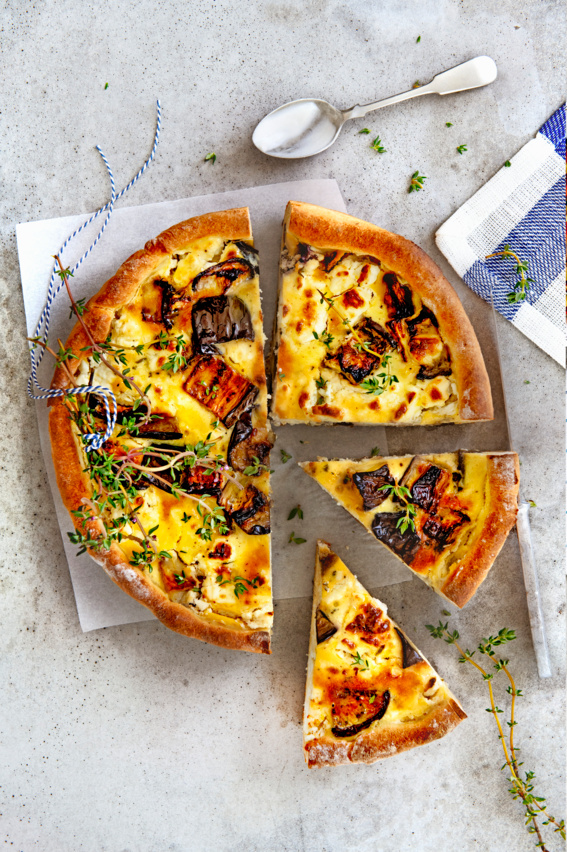 Receptfoto van geroosterde aubergine-fetaquiche met amandelyoghurtdeeg