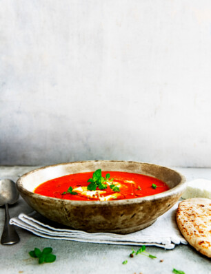 geroosterde-tomatensoep met fetaroom en munt