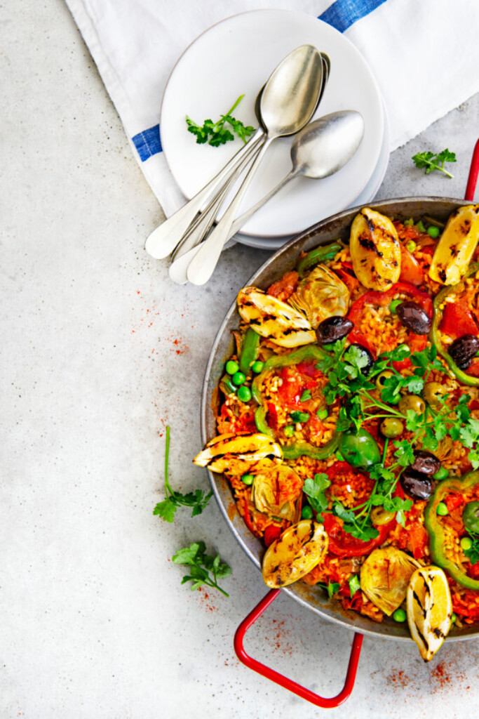 groentepaella met artisjokken, gegrildecitroen & olijf