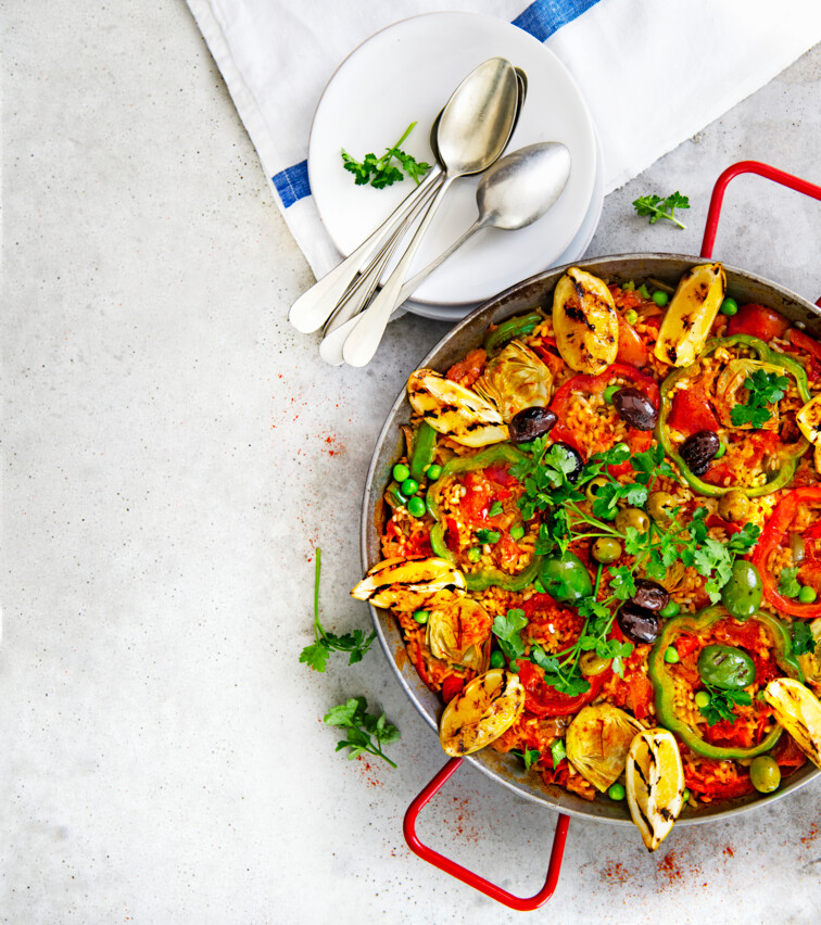 Receptfoto van groentepaella met artisjokken, gegrildecitroen & olijf
