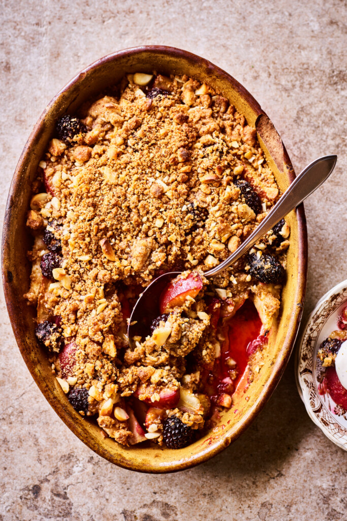 pruim-braam-perencrumble met macadamia & kardemom-anijsroom