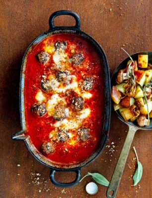 gehakt-paddenstoelenballetjes in tomaten-biersaus met salie-aardappeltjes