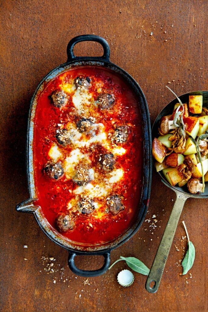 gehakt-paddenstoelenballetjes in tomaten-biersaus met salie-aardappeltjes